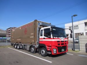 大型コンテナ（JR31F）を積載可能な特殊車両を保有しております。